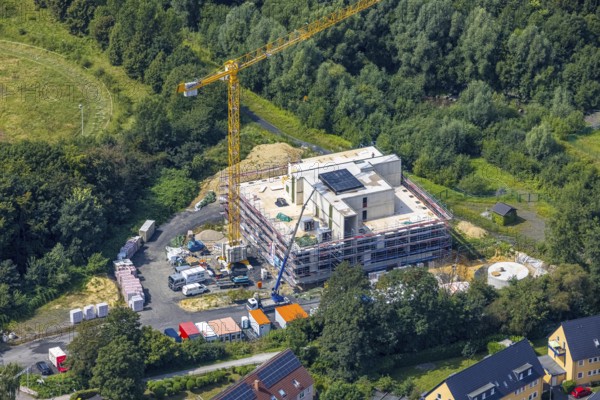 Aerial photo, construction site and new residential building Solarhaus Kamen on Wilhelm-Bläser-Straße in Kamen, Ruhr area, North Rhine-Westphalia, Germany, construction work, construction area, construction site, building plots, construction crane, construction project, construction site, DE, Europe, property tax, real estate, Kamen, aerial photo, aerial photography, aerial photography, new building, solar, overview, bird's eye view, residential complex, living and living, residential area, residential buildings, quality of living, birds-eyes view, overview