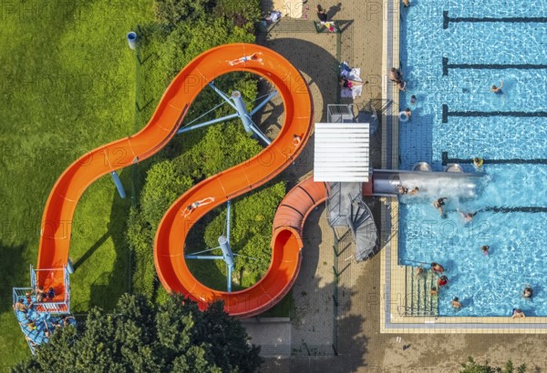 Aerial view, GSW Freibad Kamen-Mitte, Kamen, red water slide, Ruhr area, North Rhine-Westphalia, Germany, bathing establishment, bathing resort, DE, Europe, shapes and colours, outdoor pool, leisure activities, aerial view, aerial photography, aerial photography, swimming pool, swimming pleasure, overview, bird's eye view, water slide, water fun, birds-eyes view, overview