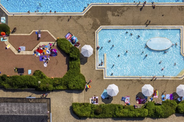 Aerial view, children's pool at GSW Freibad Kamen-Mitte, Kamen, Ruhr area, North Rhine-Westphalia, Germany, bathing establishment, bathing resort, DE, Europe, shapes and colours, outdoor pool, leisure activities, aerial view, aerial photography, aerial photography, paddling pool, swimming pool, swimming pool, swimming fun, overview, bird's eye view, water fun, birds-eyes view, overview