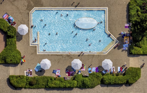 Aerial view, children's pool at GSW Freibad Kamen-Mitte, Kamen, Ruhr area, North Rhine-Westphalia, Germany, bathing establishment, bathing resort, DE, Europe, shapes and colours, outdoor pool, leisure activities, aerial view, aerial photography, aerial photography, paddling pool, swimming pool, swimming pool, swimming fun, overview, bird's eye view, water fun, birds-eyes view, overview