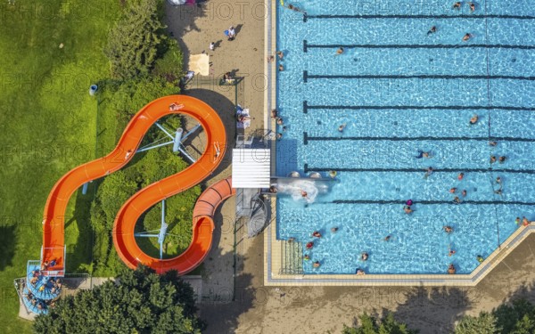 Aerial view, GSW Freibad Kamen-Mitte, Kamen, red water slide, Ruhr area, North Rhine-Westphalia, Germany, bathing establishment, bathing resort, DE, Europe, shapes and colours, outdoor pool, leisure activities, aerial view, aerial photography, aerial photography, swimming pool, swimming pleasure, overview, bird's eye view, water slide, water fun, birds-eyes view, overview
