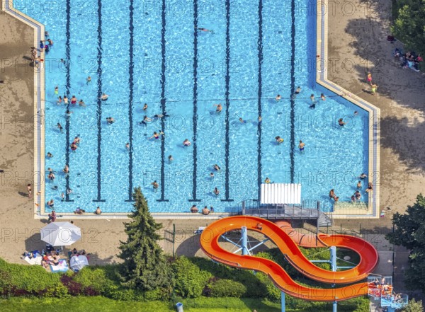 Aerial view, GSW Freibad Kamen-Mitte, Kamen, Ruhr area, North Rhine-Westphalia, Germany, bathing establishment, bathing resort, DE, Europe, shapes and colours, outdoor pool, leisure activities, aerial view, aerial photography, aerial photography, swimming pool, swimming pleasure, overview, bird's eye view, water slide, water fun, birds-eyes view, overview, red slide, red water slide