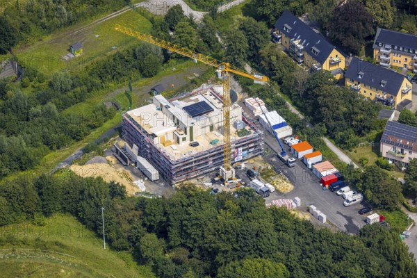 Aerial view, construction site and new residential building Solarhaus Kamen on Wilhelm-Bläser-Straße in Kamen, Ruhr area, North Rhine-Westphalia, Germany, construction work, construction area, construction site, building plots, construction crane, construction project, construction site, DE, Europe, Kamen, aerial view, aerial photography, aerial photography, new building, solar, overview, bird's-eye view, bird's-eye view, overview