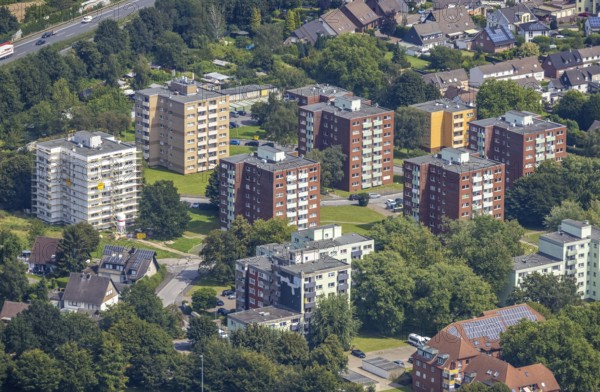 Aerial view, renovation of a residential building in the high-rise housing estate Blumenstraße and Auf dem Spiek in Kamen, Ruhr area, North Rhine-Westphalia, Germany, DE, Europe, property tax, high-rise buildings, real estate, Kamen, aerial view, aerial photography, aerial photography, multi-family houses, overview, bird's-eye view, residential complex, living and living, residential area, residential buildings, quality of living, housing estate, birds-eyes view, overview