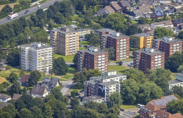 Aerial view, renovation of a residential building in the high-rise housing estate Blumenstraße and Auf dem Spiek in Kamen, Ruhr area, North Rhine-Westphalia, Germany, DE, Europe, property tax, high-rise buildings, real estate, Kamen, aerial view, aerial photography, aerial photography, multi-family houses, overview, bird's-eye view, residential complex, living and living, residential area, residential buildings, quality of living, housing estate, birds-eyes view, overview
