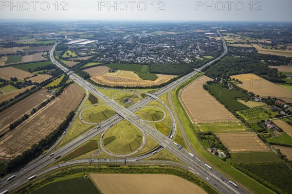 Aerial view, Kamen interchange with A1 motorway and A2 motorway, helicopter sculpture Yellow Angel in inner circle, Kamen, Ruhr area, North Rhine-Westphalia, Germany, motorway, Kamen interchange, DE, Europe, shapes and colours, clover shape, aerial view, aerial photography, aerial photography, sculpture, road traffic, overview, traffic volume, bird's eye view, birds-eyes view, overview