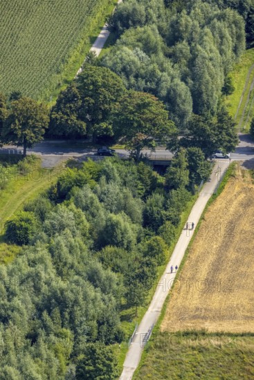 Aerial view, foot and cycle path Seseke-Weg at the river Seseke in the district Heeren-Werve, Kamen, Ruhr area, North Rhine-Westphalia, Germany, DE, Europe, footpath, Lippeverband, aerial view, aerial photography, aerial photography, cycle path, Sesekeweg, overview, bird's-eye view, overview