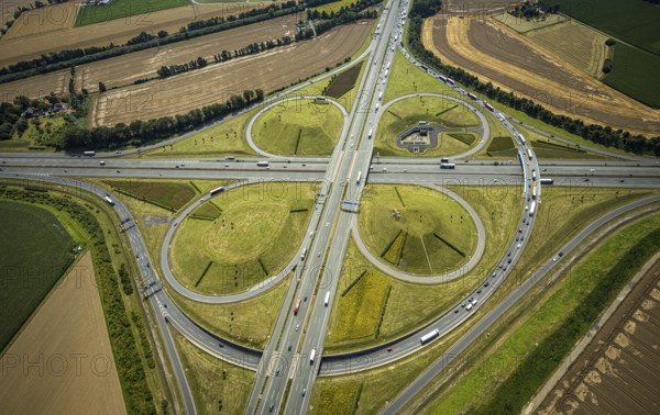 Aerial view, Kamen interchange with A1 motorway and A2 motorway, helicopter sculpture Yellow Angel in inner circle, Kamen, Ruhr area, North Rhine-Westphalia, Germany, motorway, Kamen interchange, DE, Europe, shapes and colours, clover shape, aerial view, aerial photography, aerial photography, sculpture, road traffic, overview, traffic volume, bird's eye view, birds-eyes view, overview