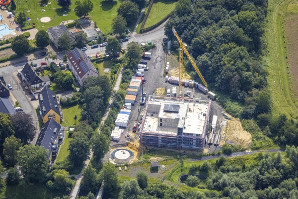 Aerial photo, construction site and new residential building Solarhaus Kamen on Wilhelm-Bläser-Straße in Kamen, Ruhr area, North Rhine-Westphalia, Germany, construction work, construction area, construction site, building plots, construction crane, construction project, construction site, DE, Europe, property tax, real estate, Kamen, aerial photo, aerial photography, aerial photography, new building, solar, overview, bird's eye view, residential complex, living and living, residential area, residential buildings, quality of living, birds-eyes view, overview