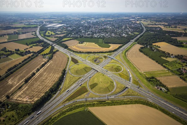 Aerial view, Kamen interchange with A1 motorway and A2 motorway, helicopter sculpture Yellow Angel in inner circle, Kamen, Ruhr area, North Rhine-Westphalia, Germany, motorway, Kamen interchange, DE, Europe, shapes and colours, clover shape, aerial view, aerial photography, aerial photography, sculpture, road traffic, overview, traffic volume, bird's eye view, birds-eyes view, overview