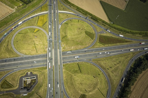 Aerial view, Kamen interchange with A1 motorway and A2 motorway, helicopter sculpture Yellow Angel in inner circle, Kamen, Ruhr area, North Rhine-Westphalia, Germany, motorway, Kamen interchange, DE, Europe, shapes and colours, clover shape, aerial view, aerial photography, aerial photography, sculpture, road traffic, overview, traffic volume, bird's eye view, birds-eyes view, overview