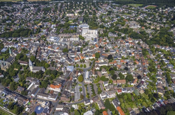 Aerial view, city centre with Alter Markt and catholic parish church Zur Heiligen Familie and protestant church Pauluskirche in Kamen, Ruhr area, North Rhine-Westphalia, Germany, place of worship, city, DE, Europe, religious community, place of worship, holy place, city centre, Kamen, church, parish, denomination, aerial view, aerial photography, aerial photography, market place, town view, religion, religious place, townscape, city area, city centre, overview, bird's eye view, birds-eyes view, overview