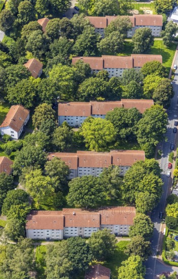 Aerial view, terraced housing estate between Carl-Bosch-Straße and Heimstraße in the Methler district, Kamen, Ruhr area, North Rhine-Westphalia, Germany, DE, Europe, property tax, real estate, aerial view, aerial photography, aerial photography, multi-family houses, terraced houses, overview, bird's-eye view, housing estate, living and living, residential area, residential buildings, quality of living, residential neighbourhood, housing estate, birds-eyes view, overview, red roofs