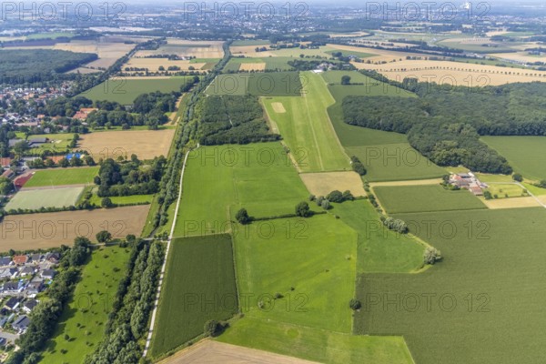 Aerial view, foot and cycle path Seseke-Weg with bridge over the river Seseke in the district Heeren-Werve, Kamen, Ruhr area, North Rhine-Westphalia, Germany, bridge, DE, Europe, footpath, Lippeverband, aerial view, aerial photography, aerial photography, cycle path, Sesekeweg, overview, bird's-eye view, overview
