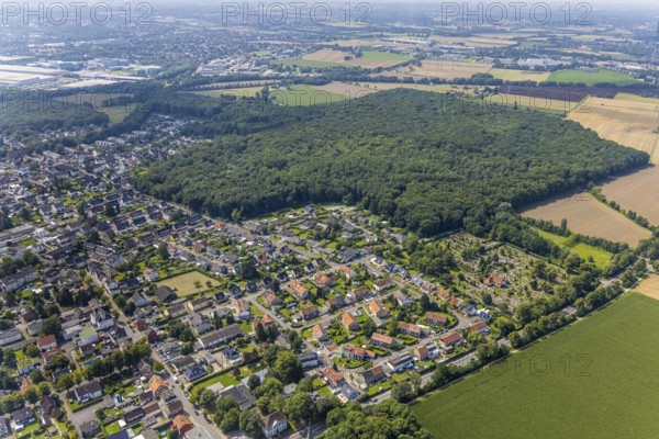 Aerial view, Heerener Holz housing estate and Heeren cemetery in the Heeren-Werve district, Kamen, Ruhr area, North Rhine-Westphalia, Germany, burial ground, DE, Europe, cemetery, memorial, place of worship, land tax, graves, burial ground, real estate, aerial view, aerial photography, aerial photography, resting place, overview, bird's-eye view, forest area, forest location, woodland, residential area, living and living, residential area, residential buildings, residential quality, housing estate, birds-eyes view, overview