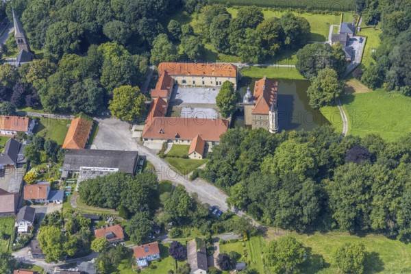 Aerial view, Schloss Heeren in Heeren-Werve, Kamen, Ruhr area, North Rhine-Westphalia, Germany, DE, Europe, moat, Haus Heeren, aerial view, aerial photography, aerial photography, castle, overview, events, venue, event location, bird's eye view, moated castle, birds-eyes view, overview
