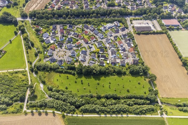 Aerial view, Circular housing estate Bertolt-Brecht-Straße in the district Heeren-Werve, Kamen, Ruhr area, North Rhine-Westphalia, Germany, DE, Europe, property tax, real estate, circular shape, aerial view, aerial photography, aerial photography, overview, bird's-eye view, housing estate, housing and living, residential area, residential buildings, quality of living, residential neighbourhood, housing estate, birds-eyes view, overview