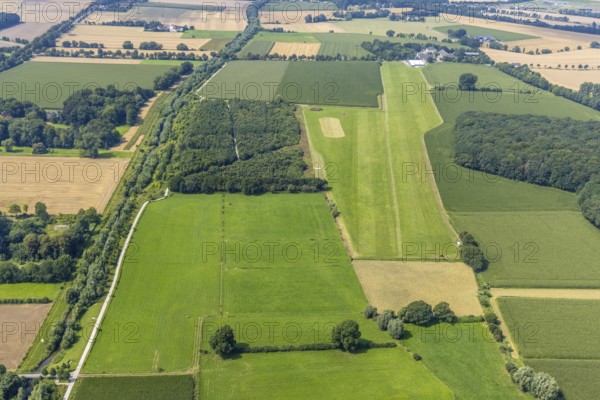 Aerial view, foot and cycle path Seseke-Weg with bridge over the river Seseke in the district Heeren-Werve, Kamen, Ruhr area, North Rhine-Westphalia, Germany, bridge, DE, Europe, footpath, Lippeverband, aerial view, aerial photography, aerial photography, cycle path, Sesekeweg, overview, bird's eye view, meadows and fields, birds-eyes view, overview