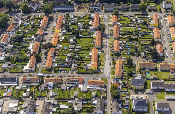 Aerial view, miners' settlement between Pröbstingstraße and Bergstraße with red roofs in the district Heeren-Werve, Kamen, Ruhr area, North Rhine-Westphalia, Germany, workers' houses, workers' settlement, miners' settlement, mining settlement, DE, Europe, aerial view, aerial photography, aerial photography, overview, bird's-eye view, overview, red roofs