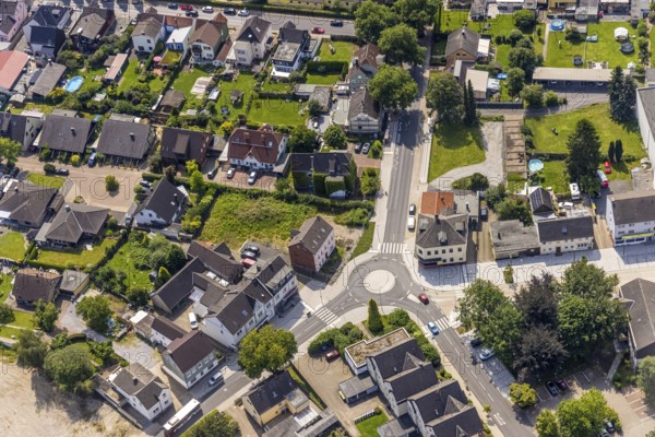 Aerial view, Märkische Straße and roundabout in the centre of the village of Heeren-Werve, Kamen, Ruhr area, North Rhine-Westphalia, Germany, City, DE, Europe, city centre, roundabout, roundabout, aerial view, aerial photography, aerial photography, city centre, overview, bird's-eye view, overview