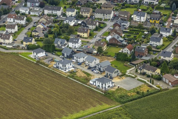 Aerial view, new construction, housing estate Emschertalblick in the district Landweg in Holzwickede, Ruhr area, North Rhine-Westphalia, Germany, construction work, construction area, building site, building plots, construction project, construction site, DE, single-family houses, Europe, property tax, Holzwickede, real estate, aerial view, aerial photography, aerial photography, new construction, overview, bird's-eye view, residential complex, living and living, residential area, residential buildings, residential quality, residential neighbourhood, housing estate, construction, birds-eyes view, overview