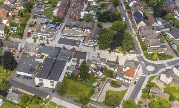 Aerial view, Märkische Straße and roundabout in the centre of the village of Heeren-Werve, Kamen, Ruhr area, North Rhine-Westphalia, Germany, City, DE, Europe, city centre, roundabout, roundabout, aerial view, aerial photography, aerial photography, city centre, overview, bird's-eye view, overview