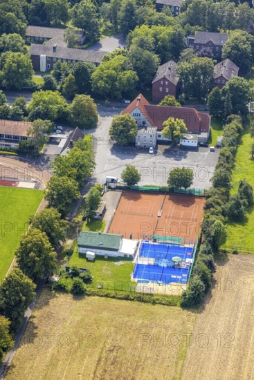 Aerial view, Padel Arena and tennis courts in the district Heeren-Werve, Kamen, Ruhr area, North Rhine-Westphalia, Germany, DE, Europe, aerial view, aerial photography, aerial photography, padel tennis court, tennis, tennis facility, tennis courts, trend sport, overview, bird's-eye view, overview