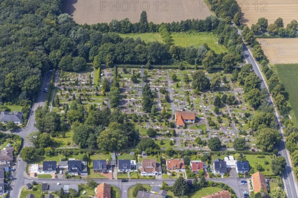 Aerial photograph, Heeren cemetery in the Heeren-Werve district, Kamen, Ruhr area, North Rhine-Westphalia, Germany, burial site, DE, Europe, cemetery, memorial, Gottesacker, graves, burial ground, aerial photograph, aerial photography, aerial photography, resting place, overview, bird's-eye view, birds-eyes view, overview