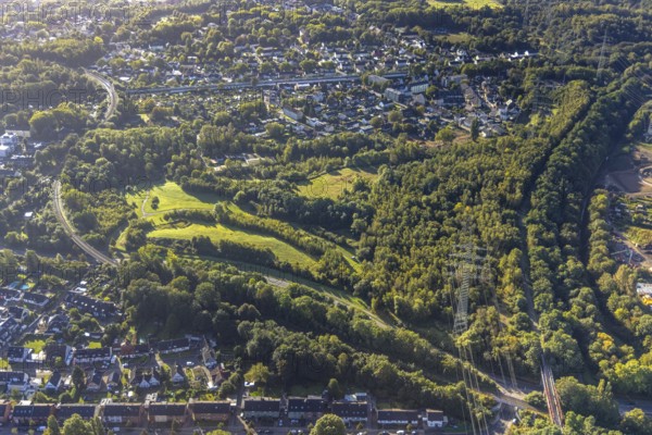 Aerial view, forest area at Erzbahnstraße and housing estate Gelsenkircher Straße in the district Röhlinghausen in Herne, Ruhr area, North Rhine-Westphalia, Germany, DE, Europe, Herne, landscape park Pluto V, aerial view, aerial photography, aerial photography, overview, bird's-eye view, forest area, birds-eyes view, overview