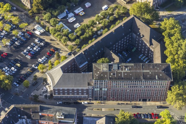 Aerial view, police station with community centre and weekly market market at Friedrich-Ebert-Platz in the district Herne-Mitte in Herne, Ruhr area, North Rhine-Westphalia, Germany, DE, Europe, Herne, aerial view, aerial photography, aerial photography, market, market place, market stalls, overview, bird's eye view, weekly market, birds-eyes view, overview