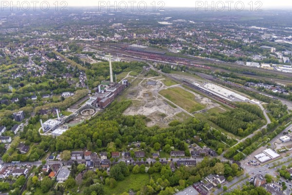 Aerial view, construction site of new Stadler Rail Vehicles branch, former General Blumenthal mine site, former Uniper Shamrock power plant, Wanne-Süd, Herne, Ruhr area, North Rhine-Westphalia, Germany, railway tracks, railway station, DE, Deutsche Bahn AG, Europe, commercial enterprises, commercial area, commercial area, commercial location, commercial use, main station, industrial facilities, industrial area, industrial location, Kastanienallee, aerial view, aerial photography, aerial photography, Rhine-Ruhr metropolitan region, signal box, overview, bird's-eye view, Wanne-Eickel main station, birds-eyes view, overview