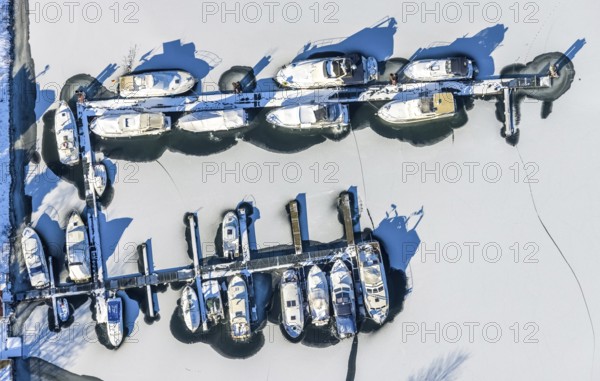 Aerial view, Herner Meer, marina, Rhine-Herne-Canal, Horsthausen, Herne, Ruhr area, North Rhine-Westphalia, Germany, boats, boat landing stage, DE, Europe, shapes and colours, aerial view, aerial photography, aerial photography, motorboats, snow, sailing boats, overview, bird's eye view, water sports club Herne 1920, winter, birds-eyes view, overview