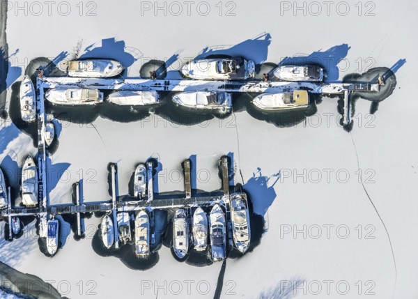 Aerial view, Herner Meer, marina, Rhine-Herne-Canal, Horsthausen, Herne, Ruhr area, North Rhine-Westphalia, Germany, boats, boat landing stage, DE, Europe, shapes and colours, aerial view, aerial photography, aerial photography, motorboats, snow, sailing boats, overview, bird's eye view, water sports club Herne 1920, winter, birds-eyes view, overview