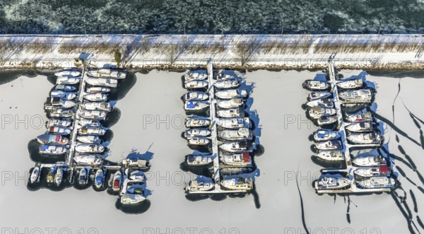 Aerial view, Herner Meer, marina, Rhine-Herne-Canal, Horsthausen, Herne, Ruhr area, North Rhine-Westphalia, Germany, boats, boat landing stage, DE, Europe, shapes and colours, aerial view, aerial photography, aerial photography, motorboats, snow, sailing boats, overview, bird's eye view, water sports club Herne 1920, winter, birds-eyes view, overview