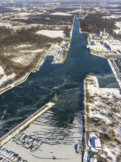 Aerial view, Herne Sea, marina, Rhine-Herne Canal, Horsthausen, Herne, Ruhr area, North Rhine-Westphalia, Germany, boats, boat mooring, DE, Europe, aerial view, aerial photography, aerial photography, motorboats, snow, sailing boats, overview, bird's-eye view, water sports club Herne 1920, winter, birds-eyes view, overview