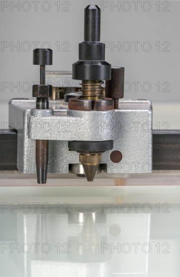 Detail shot of a layout table showing the drawing unit with fixation