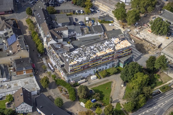 Aerial photo, roof construction work on the Mittelstraße shopping centre and residential building in the Haufe district of Gevelsberg, Ruhr area, North Rhine-Westphalia, Germany, construction work, building plots, construction project, construction site, DE, Europe, Gevelsberg, aerial photo, aerial photography, aerial photography, overview, bird's-eye view, overview