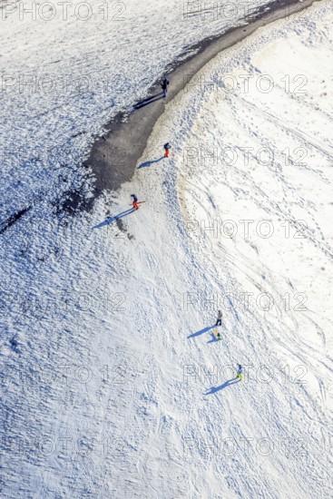 Aerial view, pedestrians, sledges and skis in the snow at the Mottbruchhalde, Brauck, Gladbeck, Ruhr area, North Rhine-Westphalia, Germany, spoil tip, DE, Europe, spoil tip, aerial view, aerial photography, aerial photography, NSG, NSG Natroper Feld, nature reserve, snow, overview, bird's eye view, winter, birds-eyes view, overview, spoil tip from Ruhr mining, colliery spoil tip, RAG, Ruhrkohle