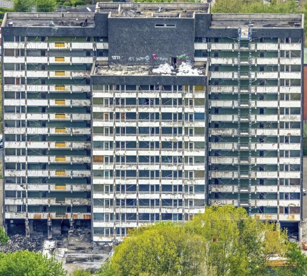 Aerial view, planned demolition high-rise business centre Rentfort-Nord, Schwechater Straße, Rentfort, Gladbeck, Ruhr area, North Rhine-Westphalia, Germany, demolition, DE, Europe, high-rise, high-rise ruin, aerial photograph, aerial photography, aerial photography, overview, bird's-eye view, bird's-eye view, overview, scrap property, social hotspot