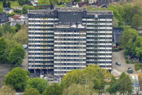 Aerial view, planned demolition high-rise business centre Rentfort-Nord, Schwechater Straße, Rentfort, Gladbeck, Ruhr area, North Rhine-Westphalia, Germany, demolition, DE, Europe, high-rise, high-rise ruin, aerial photograph, aerial photography, aerial photography, overview, bird's-eye view, bird's-eye view, overview, scrap property, social hotspot