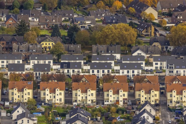 Aerial view, housing estates from three different eras: Colliery housing estate, detached houses and terraced housing estate, Phönixstraße and Geschwister-Scholl-Straße, in the Butendorf district of Gladbeck, Ruhr area, North Rhine-Westphalia, Germany, workers' housing estate, DE, detached houses, Europe, Gladbeck, property tax, real estate, aerial view, aerial photography, aerial photography, Phönixstraße, terraced houses, overview, bird's-eye view, housing estate, housing and living, residential area, residential houses, quality of living, residential neighbourhood, housing estate, colliery housing estate, colliery housing estate, birds-eyes view, overview