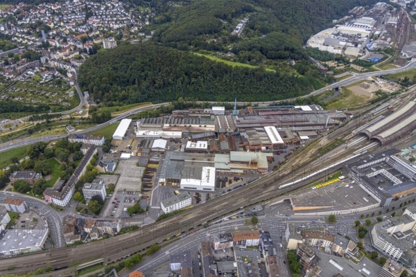 Aerial view, Deutsche Edelstahlwerke Schwanenstraße at Hagen main station and forest area Philippshöhe in the district Wehringhausen with the river Ennepe in Hagen, Ruhr area, North Rhine-Westphalia, Germany, DE, Europe, commercial enterprises, commercial area, commercial park, commercial location, commercial use, Hagen, industrial area, industrial building, industrial location, aerial view, aerial photography, aerial photography, overview, bird's-eye view, forest area, birds-eyes view, overview