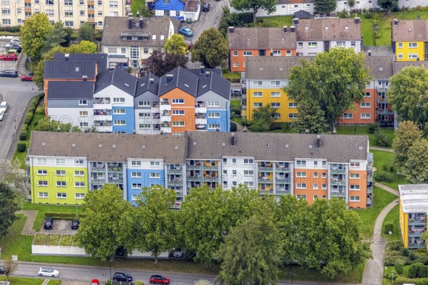 Aerial view, colourful house facades of the GWG housing estate on the street Am Quambusch in the Haspe-West district of Hagen, Ruhr area, North Rhine-Westphalia, Germany, DE, Europe, property tax, Hagen, real estate, aerial view, aerial photography, aerial photography, overview, bird's-eye view, housing estate, housing and living, residential area, residential buildings, quality of living, residential quarter, housing estate, birds-eyes view, overview