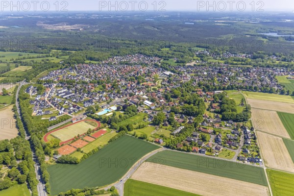 Aerial view, local view Sythen, TuS Sythen sports field and outdoor swimming pool, Haltern am See, Ruhr area, North Rhine-Westphalia, Germany, bathing establishment, bathing resort, DE, Europe, outdoor swimming pool, leisure activities, football pitch, aerial view, aerial photography, aerial photography, swimming pool, swimming pool, sports facilities, sports field, sports facility, overview, bird's-eye view, forest area, birds-eyes view, overview