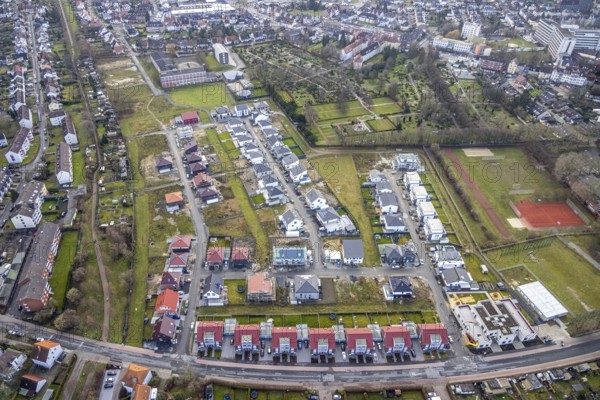 Aerial view new development area Am Beisenkamp between Beisenkamp-Gymnasium and Südenfriedhof in the south of Hamm in Hamm, Ruhr area, North Rhine-Westphalia, Germany Hamm, Germany, DE, Europe, property tax, Hamm, real estate, aerial view, aerial photograph, aerial photography, aerial photography, Rhine-Ruhr metropolitan region, overview, bird's eye view, residential area, housing and living, residential area, residential buildings, residential quality, residential neighbourhood, housing estate, birds-eyes view, overview