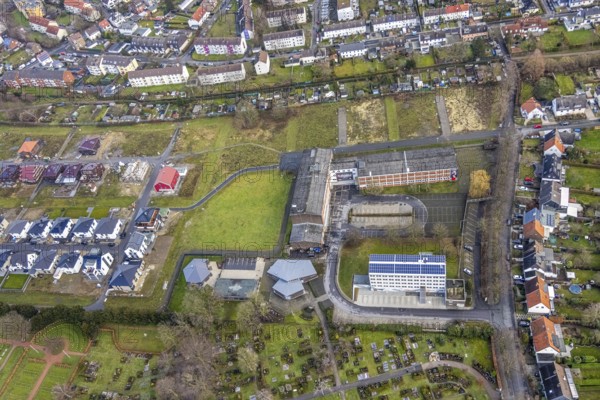Aerial view of the new development area Am Beisenkamp between Beisenkamp-Gymnasium and Südenfriedhof in the south of Hamm with commercial area Am Hülsenbusch in Hamm, Ruhr area, North Rhine-Westphalia, Germany, DE, Europe, property tax, Hamm, real estate, aerial view, aerial photograph, aerial photography, aerial photography, Rhine-Ruhr metropolitan region, photovoltaic, photovoltaic system, solar, solar system, solar energy, solar energy, Nettebrock mourning hall, overview, bird's-eye view, residential complex, living and living, residential area, residential buildings, quality of living, residential neighbourhood, housing estate, birds-eyes view, overview