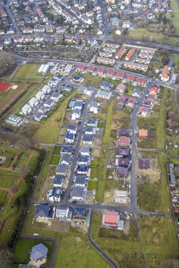 Aerial view of the new development area Am Beisenkamp between Beisenkamp-Gymnasium and Südenfriedhof in the south of Hamm, Ruhr area, North Rhine-Westphalia, Germany Hamm, Germany, DE, Europe, property tax, Hamm, real estate, aerial view, aerial photography, aerial photography, Rhine-Ruhr metropolitan region, photovoltaic, photovoltaic system, solar, solar system, solar energy, solar energy, overview, bird's-eye view, residential area, living and living, residential area, residential buildings, residential quality, residential neighbourhood, housing estate, birds-eyes view, overview
