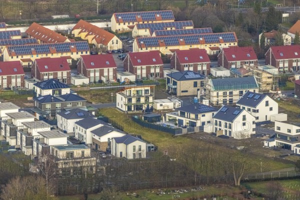 Aerial view of the new development area Am Beisenkamp between Beisenkamp-Gymnasium and Südenfriedhof in the south of Hamm, Ruhr area, North Rhine-Westphalia, Germany Hamm, Germany, DE, Europe, property tax, Hamm, real estate, aerial view, aerial photograph, aerial photography, aerial photography, Rhine-Ruhr metropolitan region, photovoltaic, photovoltaic system, solar, solar system, solar energy, solar energy, overview, bird's-eye view, residential complex, living and living, residential area, residential buildings, residential quality, residential neighbourhood, housing estate, birds-eyes view, overview