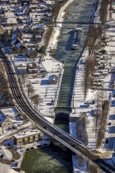 Aerial view, Werries Lock, Datteln-Hamm Canal, ice floes, snow, winter, inland waterway vessel, Uentrop, Hamm, Ruhr area, North Rhine-Westphalia, Germany, DE, Europe, aerial photography, aerial photography, aerial photography, overview, bird's-eye view, view, overview, lock, waterway, shipping, transport, logistics, goods transfer, ships, waters, school bridge