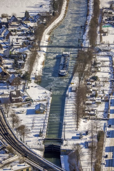 Aerial view, Werries Lock, Datteln-Hamm Canal, ice floes, snow, winter, inland waterway vessel, Uentrop, Hamm, Ruhr area, North Rhine-Westphalia, Germany, DE, Europe, aerial photography, aerial photography, aerial photography, overview, bird's-eye view, view, overview, lock, waterway, shipping, transport, logistics, goods transfer, ships, waters, school bridge